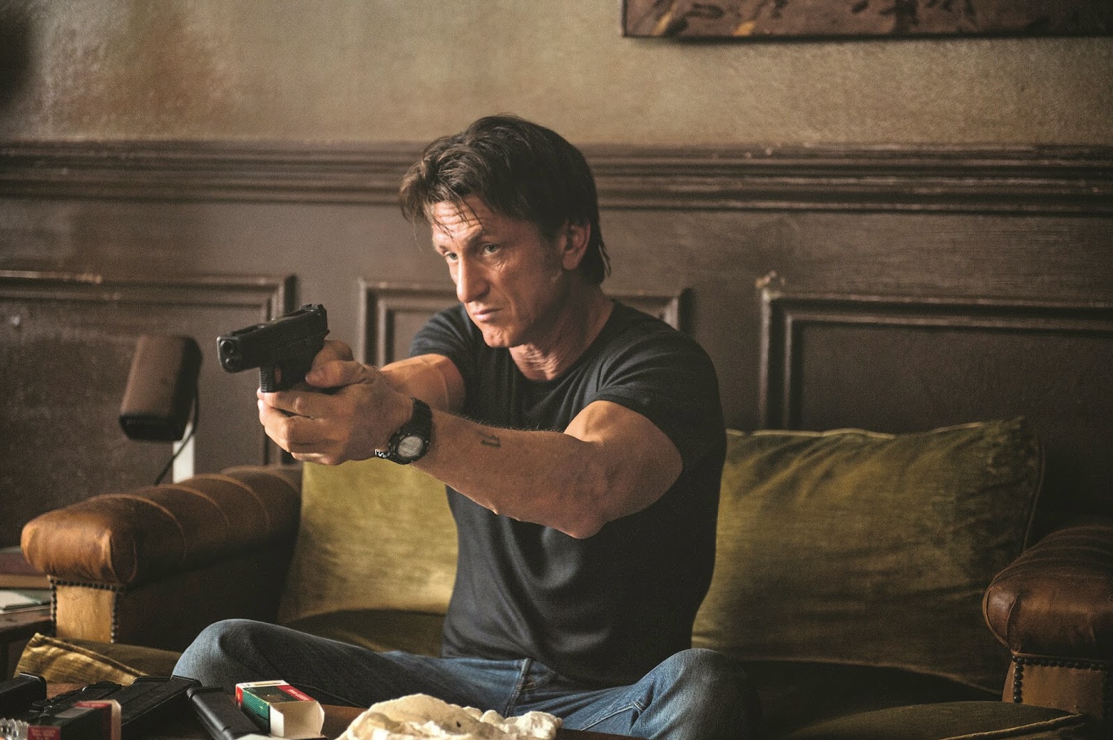 Sean Penn je vojni operativac u bijegu u traileru za ''The Gunman'' 