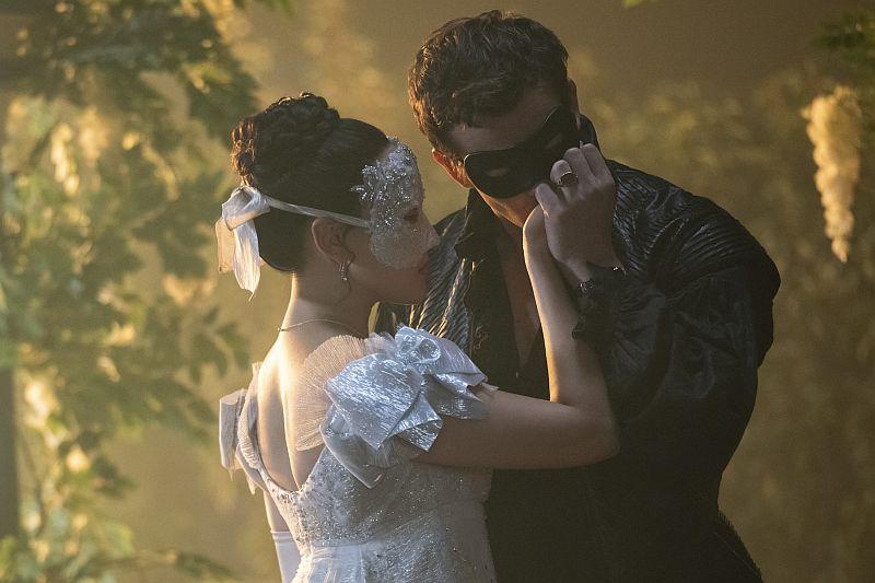 Pogled iza kulisa na 4. sezonu serije "Bridgerton" u teaseru