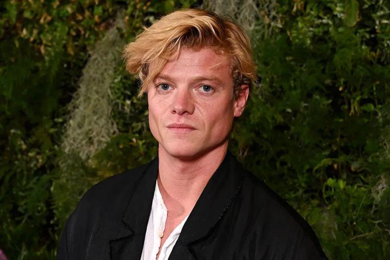 Tom Rhys Harries predvodi Reevesov "Clayface"