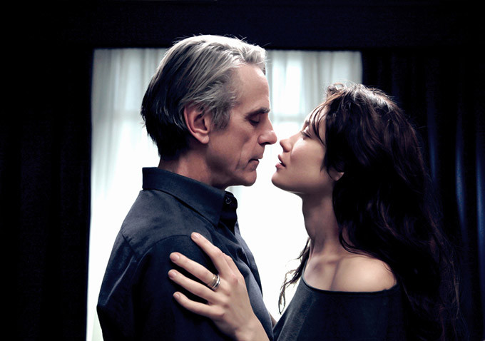 Jeremy Irons i Olga Kurylenko u traileru za "Correspodence"